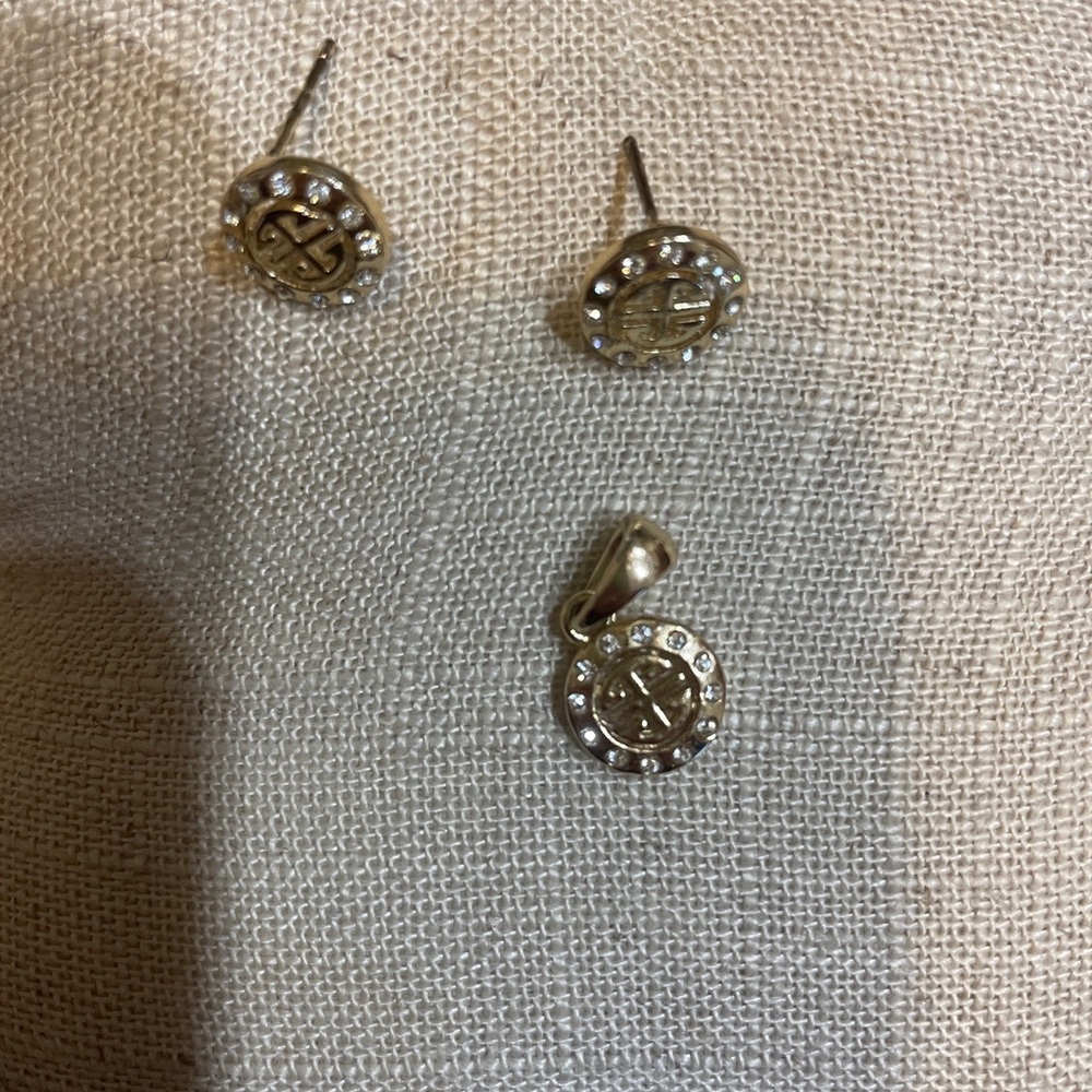 Elegant Silver Jewelry Set with Crystal Accents
